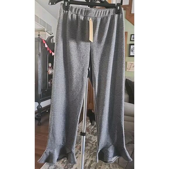 Lazy Sunday Women's Black & White Plaid Flare Pants Size Small Pull On A109 NWT - Picture 1 of 8